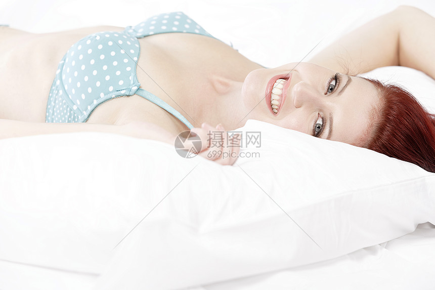 床上穿内裤的女人女性枕头羽绒被微笑内衣女士快乐图片
