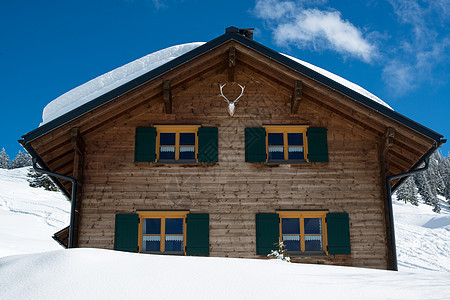 美丽的滑雪小屋假期景观运动爬坡阳光闲暇蓝色建筑学房子风景图片