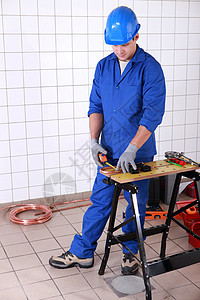 管道测量管陷阱瓷砖工作红色测量磁带盒子工匠管道蓝色图片