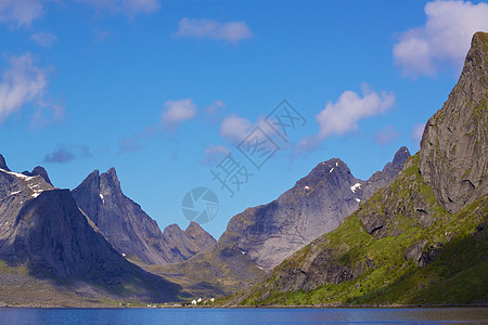 挪威峡湾大豆山峰晴天海洋蓝色海岸全景风景海岸线山脉图片