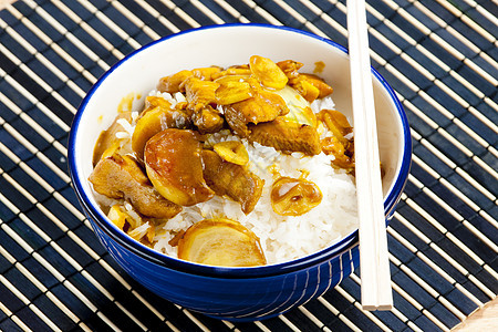 咖喱鸡肉熟食熟菜鸡肉静物盘子筷子食物菜肴营养膳食图片