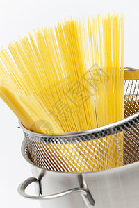 锅中的意大利面厨具静物美食炊具营养面条黄色食物滤器图片