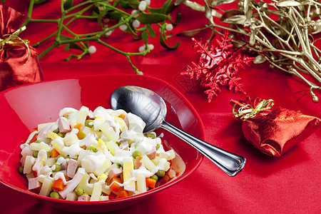 捷克传统圣诞马铃薯沙拉营养土豆勺子沙拉食物静物盘子蔬菜美食菜肴图片