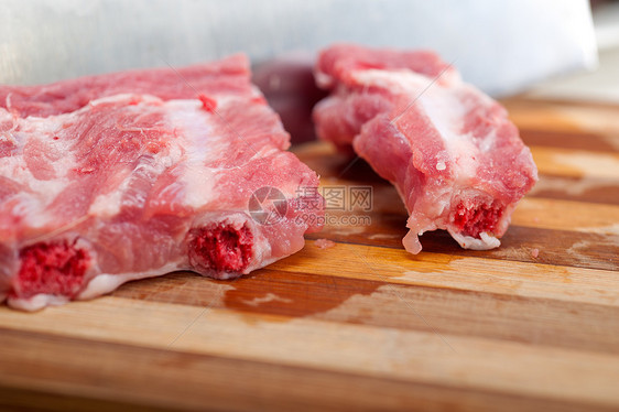 切新鲜猪肉肋排食物食谱市场工作室味道红色肋骨杂货店美食绿色图片