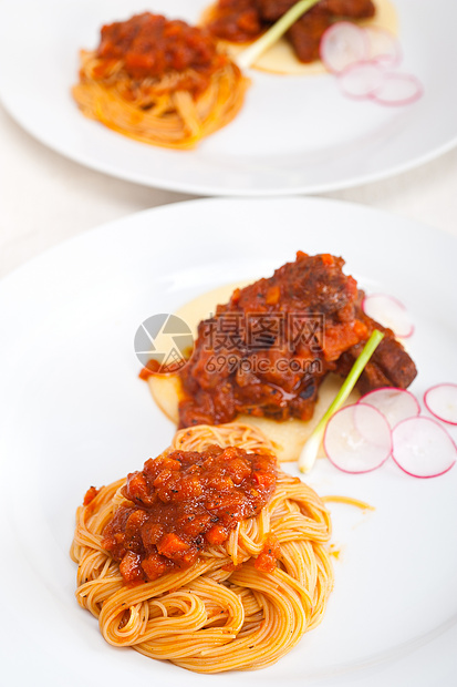 点心床上加猪肉肋排酱的意大利面午餐蔬菜食谱营养饮食食物美食面条餐厅盘子图片