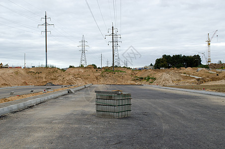 铺设地砖路面的沥青公路图片