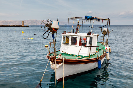 克罗地亚Senj港停泊在克罗地亚Senj的渔民船波浪海岸线传统港口血管钓鱼码头假期渔船海洋图片
