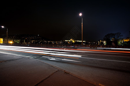 一夜之间在街上行驶的货车时间车道运输红绿灯头灯交通路口城市街道图片