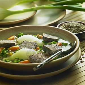 配蔬菜和扁豆的牛肉汤营养盘子食物食品牛肉菜肴肉汤勺子内饰美食图片