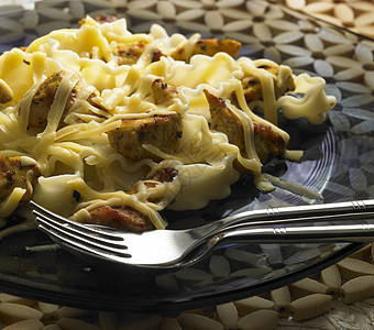 配肉片的意大利面熟菜美食静物食物熟食食品菜肴叉子营养盘子图片
