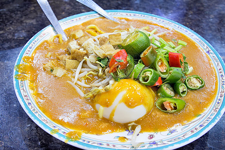 马来人小贩摊位辣椒芹菜配菜餐厅盘子豆芽面条美食图片