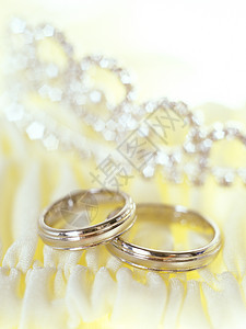 婚内未结婚的首饰静物传统珠宝宝石夫妻皇冠婚礼庆典戒指图片