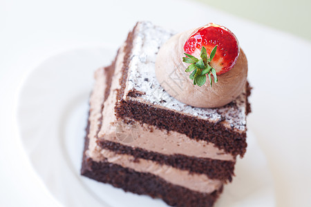 自助餐酒水白色背景上草莓的美丽蛋糕 美丽的蛋糕甜点奶油饼干自助餐咖啡店小吃浆果织物烹饪盘子背景