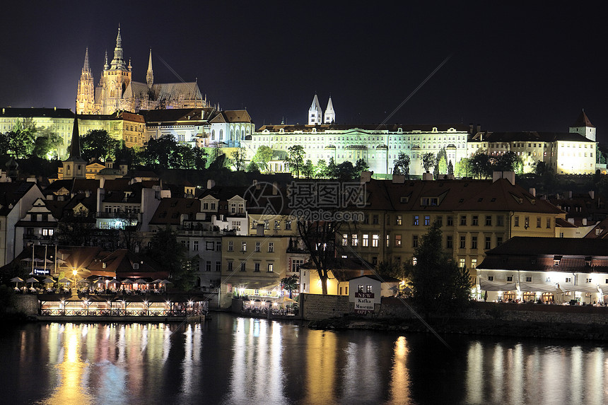 布拉格在夜间城市假期景观城堡建筑爬坡风景场景地标教会图片