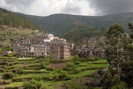 葡萄牙古老的穆塔塔村烟囱石头页岩旅行晴天风景乡村古董场景建筑图片