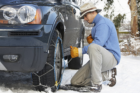 将雪链布置在汽车轮胎上防滑链天气场景围巾季节水平下雪驾驶寒冷司机图片