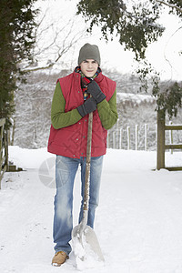 青年清扫运动  从车盘中下雪男性天气帽子场景手套围巾微笑场地针织品季节图片