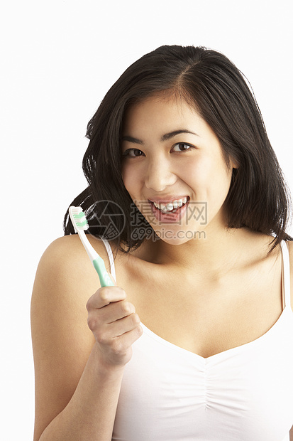 女青年在工作室刷牙牙齿微笑女性打扫卫生牙医牙科水平牙膏图片