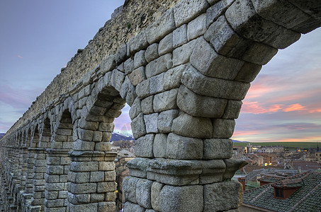 黄昏的塞戈维亚水渠 著名的西班牙地标旅游景观石头大教堂村庄渡槽历史城市旅行文化图片