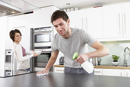 年轻夫妇清洁洗手会现代厨房成人工作台男性卫生两个人女性柜台设计师家务活琐事图片