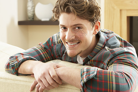 在家时在沙发上放松的人水平成人微笑长度客厅男性图片