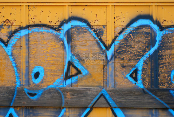 黄纸箱车 有蓝喷漆字母标记蓝色火车黄色图片