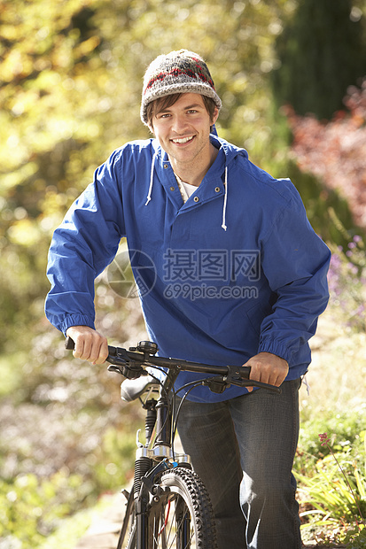 秋天公园中循环的年轻人肖像夹克自行车帽子男性休闲服装农村骑术山地羊毛图片