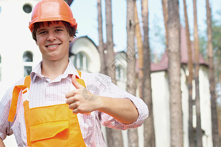 用拇指向年轻工人微笑思维男性工程师安全帽快乐房子男人橙子修理修理工图片