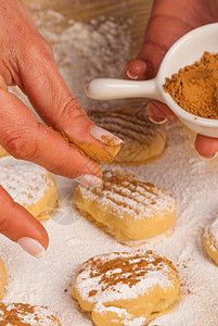 肉桂女性芳香烹饪饼干糕点香料厨师食物美食甜点图片