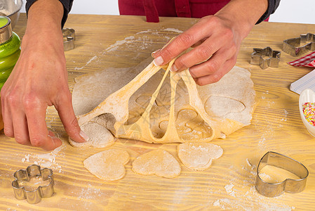 准备精美形状的饼干面粉用具女性糕点厨师食物烘烤甜点刀具水平图片