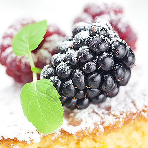 蛋糕甜品黑莓和白背上薄荷的冰淇淋 草莓 黑莓和薄荷宏观美食蛋糕馅饼盘子飞碟食物小吃糕点坚果背景