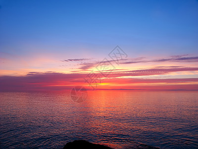 高级日落湖场景旅行波纹日落反射风景粉色湖泊射线太阳图片