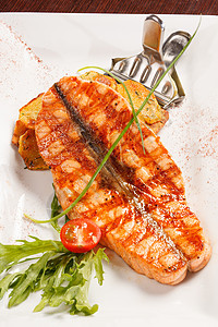 马铃薯牛排和马铃薯火箭草本植物海鲜洋葱牛扒健康饮食饮食香料鱼片盘子图片