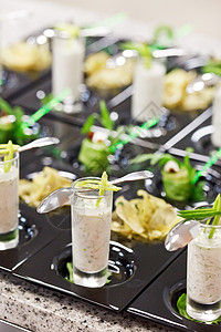 greek 酸奶 带花卷卷食物黄瓜奶制品芹菜午餐营养胡椒蔬菜玻璃勺子图片