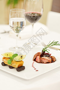 浪漫晚餐美味迷迭香蔬菜玻璃桌子牛扒用餐牛肉餐厅水果图片