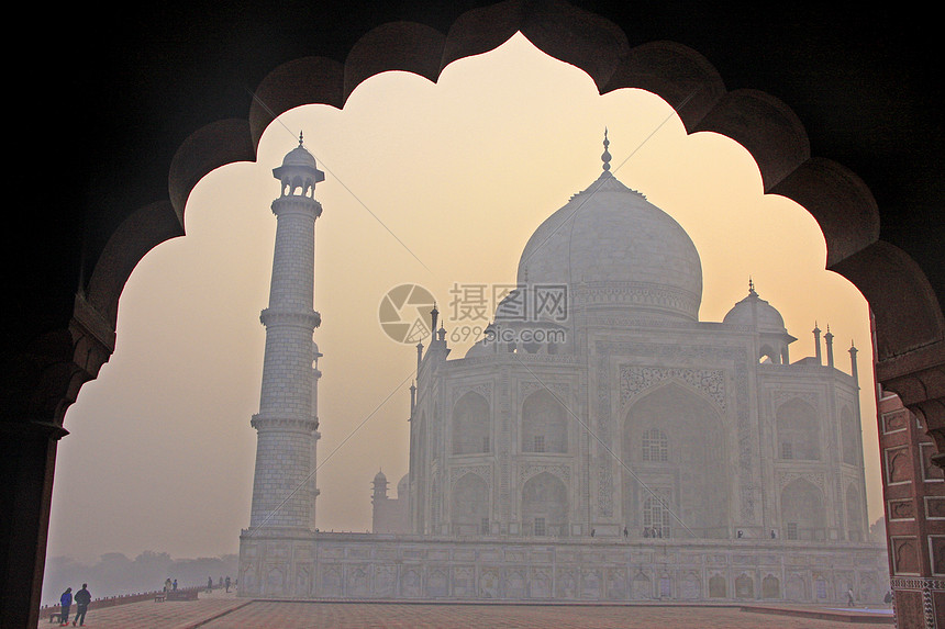 印度北方邦阿格拉 日出Taj Mahal水平拱门尖塔阴霾框架天空遗产薄雾寺庙粉色图片