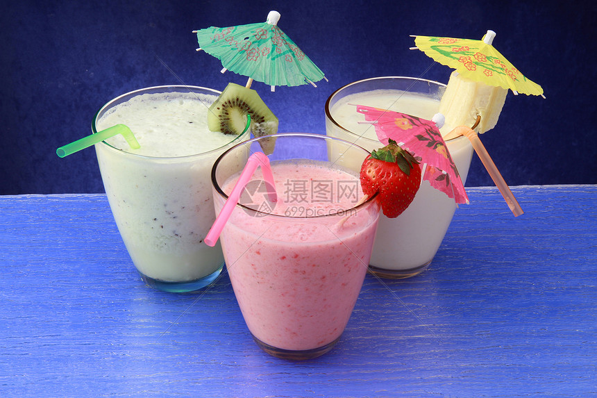 带水果的不一样的冰凉牛奶玻璃产品奶制品果汁美食奇异果小吃酸奶甜点图片