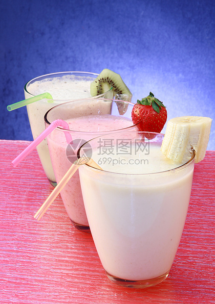带水果的不一样的冰凉美食奶制品甜点酸奶红色产品果汁玻璃奇异果食物图片
