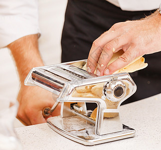 做厨师意大利面厨房面粉生产机器刀具桌子面条食物麸质营养图片