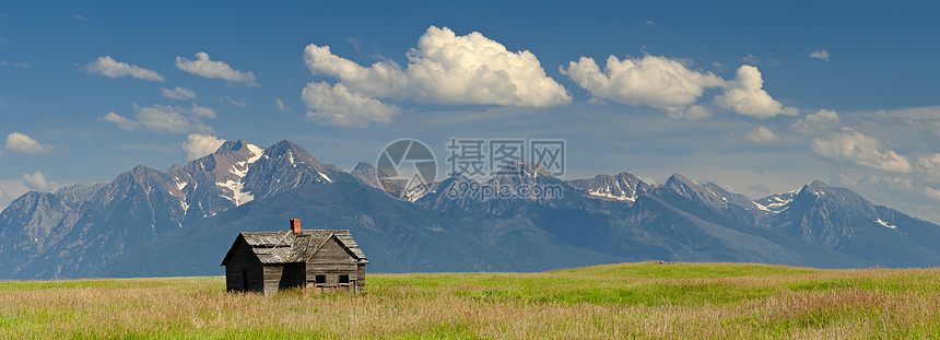 美国蒙大拿湖州莱克县一个废弃小木屋和任务山的全景图片