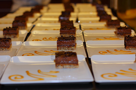 为巧克力蛋糕Louis准备甜点板 十五甜点糕点面粉餐厅皇家焦糖食物美食牛奶榛子图片