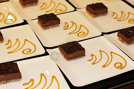 为巧克力蛋糕Louis准备甜点板 十五巧克力面粉奶油状皇家食物榛子焦糖甜点美食餐厅图片