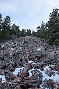 岩石幻灯片中的 Hiker背景图片