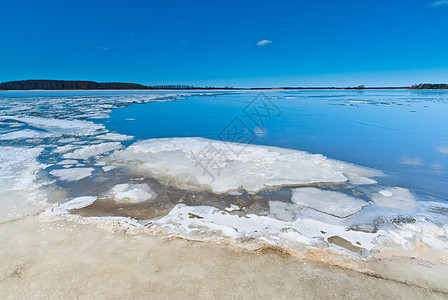 在冰漂流期间融化湖面的冰块图片