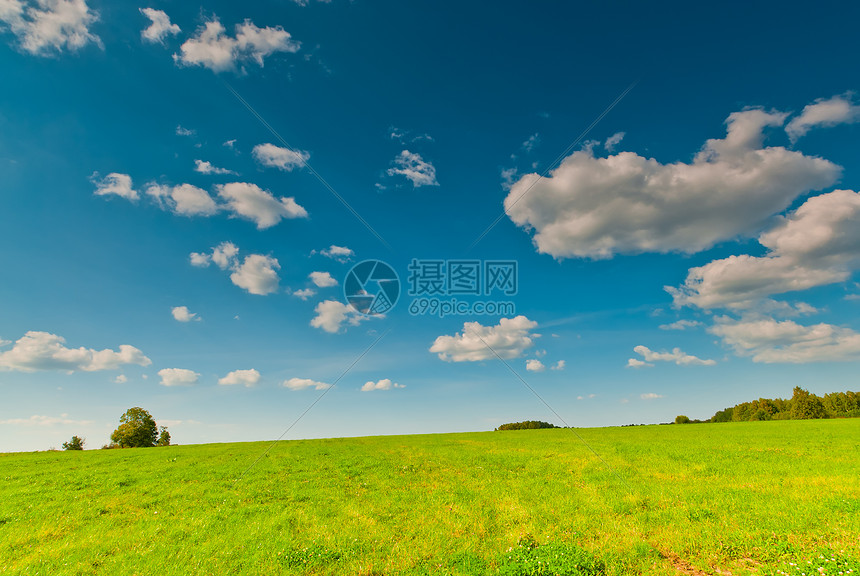 绿地和蓝天空的美丽景色与云彩图片