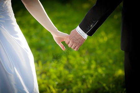 年轻已婚夫妇握手牵手手指妻子订婚丈夫夫妻恋人热情裙子女朋友新娘图片