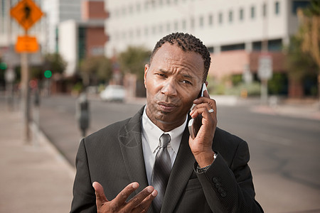 接通电话的商务人士商务商业男人公司讲话手势会议男性技术街道图片