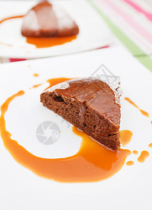 蛋糕甜品巧克力蛋糕加焦糖酱糖果巧克力工作室盘子食物蛋糕小吃甜点饼干焦糖背景