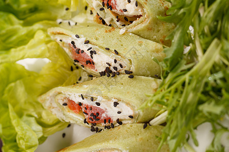 美味的开胃菜 有鲑鱼和奶酪食物餐厅香菜寿司玉米美食菠菜叶子盘子火箭图片