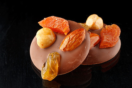 带有坚果的巧克力糖营养榛子小吃糖果甜点美食酒吧棕色食物水果图片